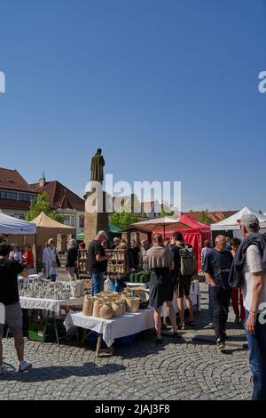 Beroun, Tschechische Republik - 8. Mai 2022 - Verkaufsstände mit Keramik auf dem berühmten jährlichen Töpfermarkt in Beroun Stockfoto