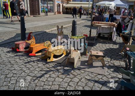 Beroun, Tschechische Republik - 8. Mai 2022 - Verkaufsstände mit Keramik auf dem berühmten jährlichen Töpfermarkt in Beroun Stockfoto