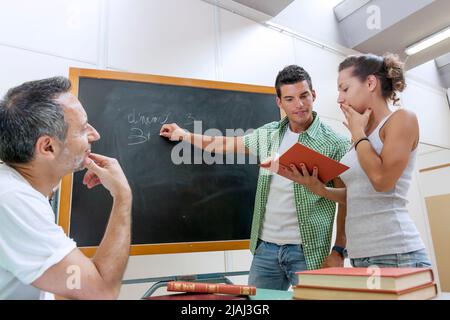 Zurück in die Schule - Schüler schlägt die Antwort Freund Stockfoto