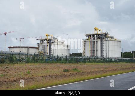 Swinoujscie, Polen. 27. Mai 2022. Das von Polskie LNG S.A. betriebene LNG-Terminal besteht aus zwei Speichertanks. Ein dritter Tank (links) befindet sich im Aufbau Stockfoto