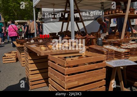 Beroun, Tschechische Republik - 8. Mai 2022 - Verkaufsstände mit Keramik auf dem berühmten jährlichen Töpfermarkt in Beroun Stockfoto