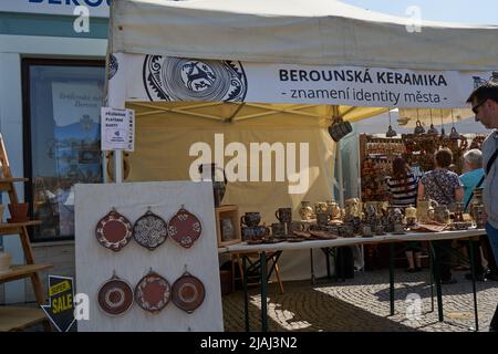 Beroun, Tschechische Republik - 8. Mai 2022 - Verkaufsstände mit Keramik auf dem berühmten jährlichen Töpfermarkt in Beroun Stockfoto