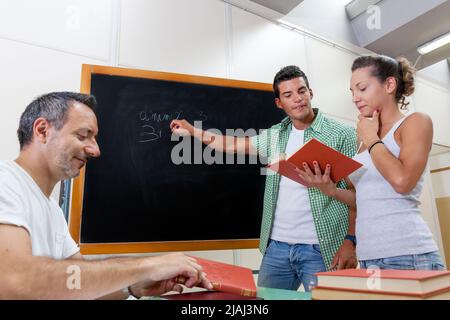 Zurück in die Schule - Schüler schlägt die Antwort Freund Stockfoto