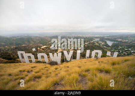 Hollywood-Schild, gesehen von hinten und oben auf dem Gipfel des Mount Lee an einem bewölkten Tag, LA, Kalifornien, USA Stockfoto