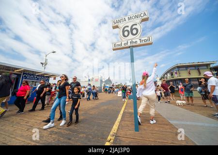Schild Santa Monica Route 66 End of Trail am Santa Monica Pier. Santa Monica, Kalifornien, USA Stockfoto