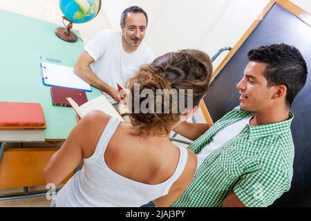 Zurück in die Schule - Schüler schlägt die Antwort Freund Stockfoto