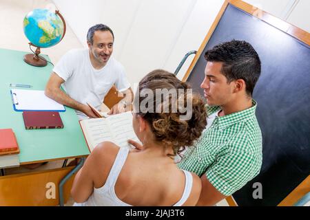 Zurück in die Schule - Schüler schlägt die Antwort Freund Stockfoto