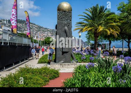 Eine Statue, die dem Business-Sektor auf der Avenida do Mar, Funchal, Madeira, gewidmet ist. 2001 vom Bildhauer Martim Velosa geschaffen Stockfoto