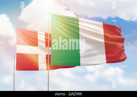 Sonniger blauer Himmel und Flaggen von italien und dänemark Stockfoto