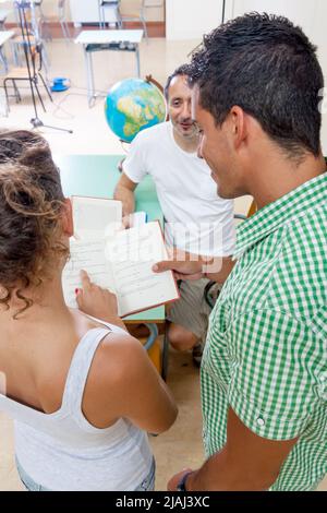 Zurück in die Schule - Schüler schlägt die Antwort Freund Stockfoto