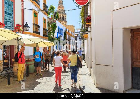 CORDOBA, SPANIEN - 23. MAI 2017: Unbekannte Touristen inspizieren die Häuser und Straßen des mittelalterlichen jüdischen Viertels (Juderia). Stockfoto