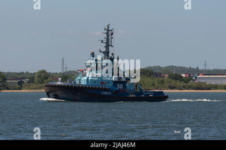 Southampton Water, Hampshire, England, Großbritannien. 2022. Das Löschschiff Lomax unterwegs auf Southampton Water, England, Großbritannien Stockfoto