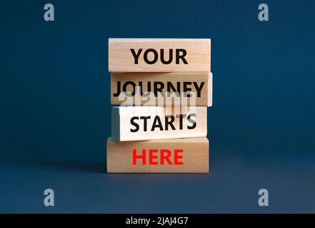 Ihre Reise beginnt hier Symbol. Konzeptworte Ihre Reise beginnt hier auf Holzblöcken auf einem schönen grauen, tafel grauen Hintergrund. Business, Motivati Stockfoto
