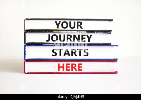Ihre Reise beginnt hier Symbol. Concept Words Ihre Reise beginnt hier auf Büchern auf einem schönen weißen Tisch weißen Hintergrund. Geschäft, Motivation A Stockfoto