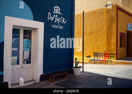 Linosa, Italien - Juli 27: Blick auf die typische Weinbar von Linosa namens Dammuso am 27. Juli 2021 Stockfoto
