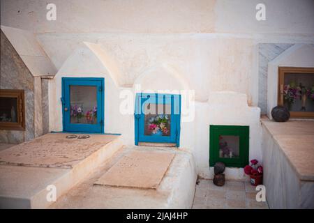 Linosa, Italien - Juli 27: Blick auf den Friedhof von Linosa bei Sonnenuntergang am 27. Juli 2021 Stockfoto