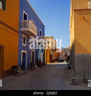 Linosa, Italien - Juli 27: Ansicht der typischen Häuser von Linosa am 27. Juli 2021 Stockfoto