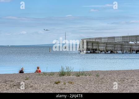 Zwei Damen, die am Strand vor den Kastrup Meerebädern sitzen, Kopenhagen, Mai 25,2021 Stockfoto