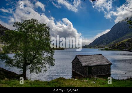 Ogwen Cottage liegt bei Llyn Ogwen in der Nähe von The Devil's Kitchen, im Snowdonia National Park, North Wales, Großbritannien Stockfoto