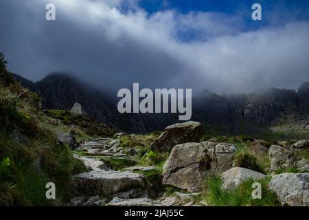 Blick über Llyn Idwal, Lake in the Devil's Kitchen, Snowdonia National Park, North Wales, Großbritannien. Stockfoto