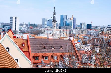 Draufsicht auf die Altstadt - der älteste Teil von Tallinn in Estland mit orangefarbenen Ziegeldächern und antiken Gebäuden Stockfoto