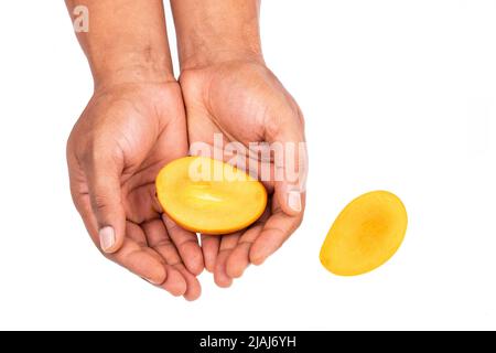 Mangifera Indica - Reifer Zucker Mango Leckere Tropische Früchte; In Männlicher Hand Auf Weißem Hintergrund Stockfoto