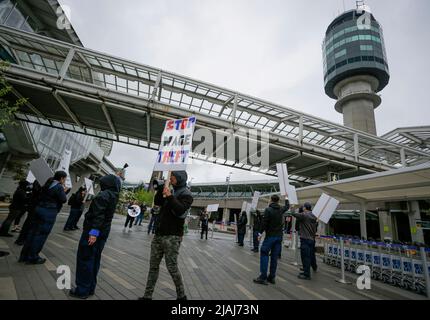 Richmond, Kanada. 30.. Mai 2022. Menschen halten Plakate während einer Kundgebung am Vancouver International Airport in Richmond, British Columbia, Kanada, am 30. Mai 2022. Sicherheitsbeamte am Vancouver International Airport sammelten sich am Montag für bessere Bezahlung und weniger anstrengende Arbeitsbedingungen. Quelle: Liang Sen/Xinhua/Alamy Live News Stockfoto