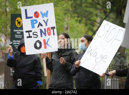 Richmond, Kanada. 30.. Mai 2022. Menschen halten Plakate während einer Kundgebung am Vancouver International Airport in Richmond, British Columbia, Kanada, am 30. Mai 2022. Sicherheitsbeamte am Vancouver International Airport sammelten sich am Montag für bessere Bezahlung und weniger anstrengende Arbeitsbedingungen. Quelle: Liang Sen/Xinhua/Alamy Live News Stockfoto