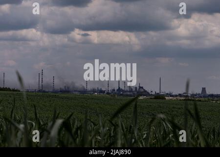 Lysytschansk, Ukraine. 28.. Mai 2022. Eine Rauchkette ist in einer Fabrik aus Lysytschansk, Luhansk, zu sehen. Während russische Truppen die Offensive aus verschiedenen Richtungen starten und hoffen, ukrainische Vorräte und Verstärkungen abzuschneiden und die volle Kontrolle über das Gebiet Luhansk zu erlangen, wird die Stadt Lyschansk, die Severodoonetsk verbindet, schwer bombardiert und belagert. Kredit: SOPA Images Limited/Alamy Live Nachrichten Stockfoto