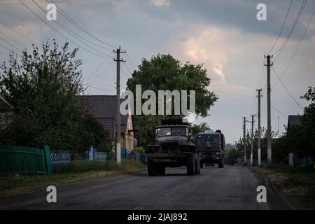 Lysytschansk, Ukraine. 28.. Mai 2022. Ukrainische MLRS-Fahrzeuge sind in Lysytschansk, Luhansk, zu sehen. Während russische Truppen die Offensive aus verschiedenen Richtungen starten und hoffen, ukrainische Vorräte und Verstärkungen abzuschneiden und die volle Kontrolle über das Gebiet Luhansk zu erlangen, wird die Stadt Lyschansk, die Severodoonetsk verbindet, schwer bombardiert und belagert. Kredit: SOPA Images Limited/Alamy Live Nachrichten Stockfoto