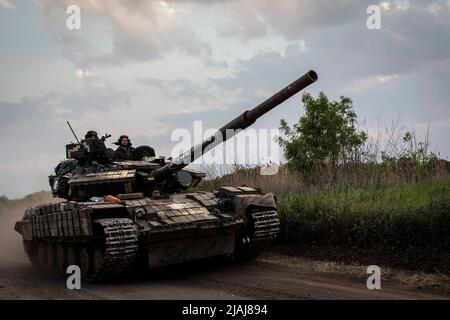 Lysytschansk, Ukraine. 28.. Mai 2022. Ein ukrainischer Panzer ist in Lysytschansk, Luhansk, zu sehen. Während russische Truppen die Offensive aus verschiedenen Richtungen starten und hoffen, ukrainische Vorräte und Verstärkungen abzuschneiden und die volle Kontrolle über das Gebiet Luhansk zu erlangen, wird die Stadt Lyschansk, die Severodoonetsk verbindet, schwer bombardiert und belagert. Kredit: SOPA Images Limited/Alamy Live Nachrichten Stockfoto