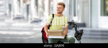 Kurier der Lebensmittel-Lieferservice mit leckeren Pizza im Freien Stockfoto