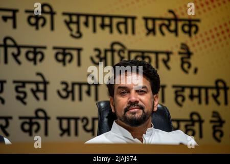 Neu-Delhi, Indien. 30.. Mai 2022. Anurag Singh Thakur BJP-Chef und Unionsminister für Information und Rundfunk sowie Jugend und Sport nimmt an einer Pressekonferenz im Parteibüro Teil. Bharatiya Janata Party (BJP) die Regierungspartei veranstaltete eine Pressekonferenz anlässlich des achtjährigen Bekennens der Modi-Regierung in Indien. Kredit: SOPA Images Limited/Alamy Live Nachrichten Stockfoto