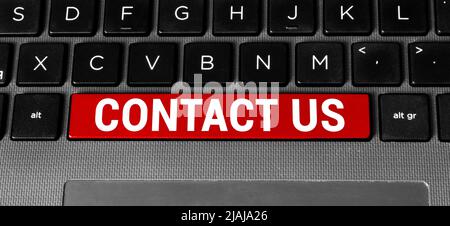 Handhaltekarte mit Inschrift Contact US, isoliert auf weißem Hintergrund Stockfoto