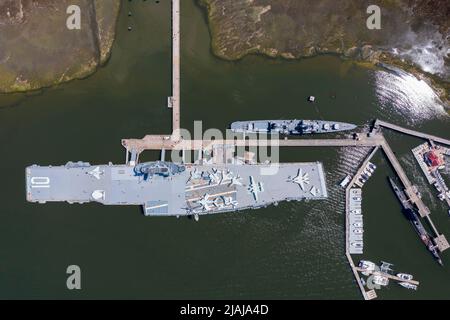 Mount Pleasant, South Carolina, USA. 3. April 2021. USS Yorktown (CV/CVA/CVS-10) ist einer von 24 Flugzeugträgern der Essex-Klasse, die während des Zweiten Weltkriegs für die US-Marine gebaut wurden. Sie wurde nach der Schlacht von Yorktown des amerikanischen Revolutionskrieges benannt und ist das vierte Schiff der US-Marine, das den Namen trägt. Ursprünglich hieß sie Bonhomme Richard und wurde noch im Bau in Yorktown umbenannt, um an den Verlust der USS Yorktown (CV-5) während der Schlacht von Midway im Juni 1942 zu erinnern. Yorktown wurde im April 1943 in Auftrag gegeben und nahm an mehreren Kampagnen i Teil Stockfoto