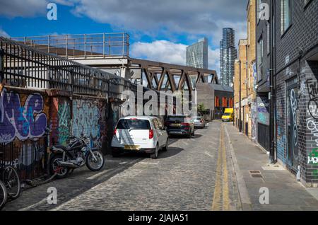 Grimsby Street, in der Nähe der Brick Lane, in London. Diese trendige und hippe Gegend wurde in den letzten Jahren umfassend renoviert und neu gestaltet. Stockfoto