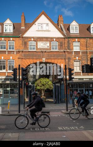 Die Vorderseite des Spitalfields Market im East End von London. Der Markt ist heute die Heimat von trendigen Ständen und Geschäften und wurde erhalten. Stockfoto