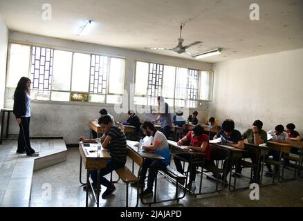 Damaskus, Syrien. 30.. Mai 2022. Syrische Gymnasiasten nehmen am 30. Mai 2022 ihre Abschlussprüfungen ab, die ihre Universitätswahl in Damaskus, Syrien, bestimmen werden. Quelle: Ammar Safarjalani/Xinhua/Alamy Live News Stockfoto