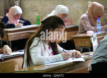 Damaskus, Syrien. 30.. Mai 2022. Syrische Gymnasiasten nehmen am 30. Mai 2022 ihre Abschlussprüfungen ab, die ihre Universitätswahl in Damaskus, Syrien, bestimmen werden. Quelle: Ammar Safarjalani/Xinhua/Alamy Live News Stockfoto