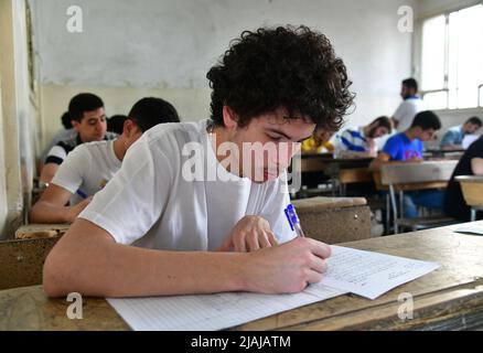 Damaskus, Syrien. 30.. Mai 2022. Syrische Gymnasiasten nehmen am 30. Mai 2022 ihre Abschlussprüfungen ab, die ihre Universitätswahl in Damaskus, Syrien, bestimmen werden. Quelle: Ammar Safarjalani/Xinhua/Alamy Live News Stockfoto