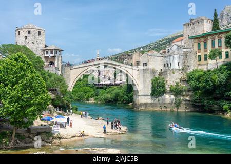 Stari Most (Mosta-Brücke) über den Fluss Neretva, Altstadt, Mostar, Bosnien und Herzegowina Stockfoto