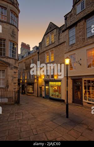 Blue Hour Sonnenuntergang auf den Straßen von Bath Stockfoto