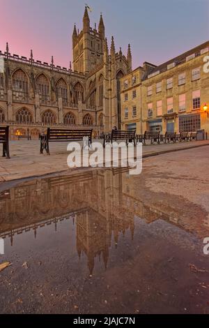 Blue Hour Sonnenuntergang auf den Straßen von Bath Stockfoto