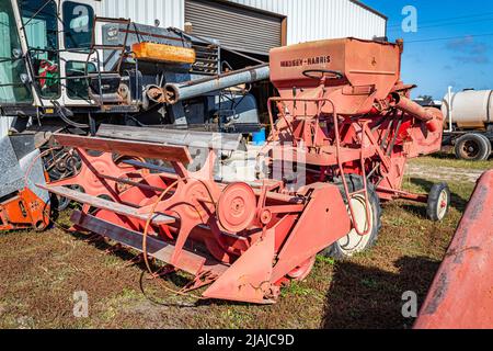 Fort Meade, FL - 23. Februar 2022: 1959 Massey Harris 35 Combine Harvester auf der lokalen Traktor-Show Stockfoto