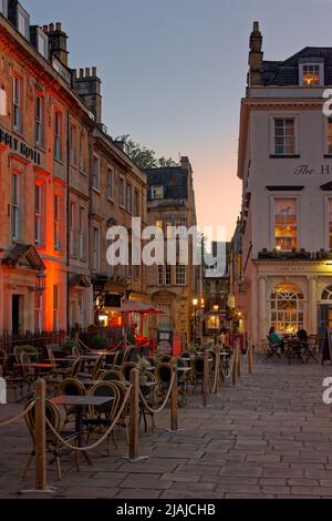 Blue Hour Sonnenuntergang auf den Straßen von Bath Stockfoto