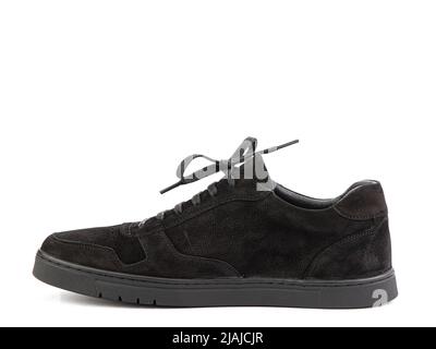 Klassische Sneakers aus schwarzem Wildleder mit Schnürsenkeln. Lässiger Herrenlook. Schwarze Gummisohlen. Isolierte Nahaufnahme auf weißem Hintergrund. Linke Seitenansicht Stockfoto