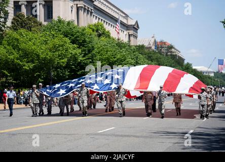 Washington, USA. 30.. Mai 2022. Die Menschen nehmen am 30. Mai 2022 an der Memorial Day Parade in Washington, DC, USA, Teil. Memorial Day ist ein US-Bundesfeiertag, der am letzten Montag im Mai begangen wird. Quelle: Liu Jie/Xinhua/Alamy Live News Stockfoto