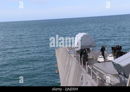 220525-N-EU544-8576 GULF OF THAILAND (25. Mai 2022) Gunners Mate Petty Officer 1. Klasse Joseph Quartararo aus Staten Island, New York, steht während einer See- und Ankerentwicklung an Bord des Litoral Combat Ship USS Jackson (LCS 6) in Independence-Variant unter Beobachtung. Jackson, Teil von Destroyer Squadron (DESRON) 7, ist im Rotationseinsatz und arbeitet im US-amerikanischen Flottenbereich 7., um die Interoperabilität mit Partnern zu verbessern und als einsatzbereite Kraft zur Unterstützung einer freien und offenen Region im Indo-Pazifik-Raum zu fungieren. (USA Navy Foto von LT. j.g. Alexandra Green) Stockfoto