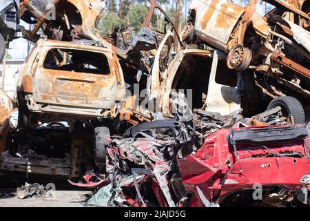 Krieg in der ukraine. Autofriedhof. Schuss Autos von Zivilisten. russlands Krieg gegen die Ukraine. Verbrannte und gesprengte Autos. Autos beschädigt nach Beschuss. irpin bucha. Stockfoto