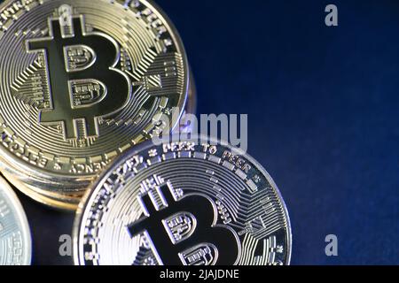 Gold und Silber Bitcoin Münzen auf dunklem Hintergrund. Kryptowährungskonzept Stockfoto